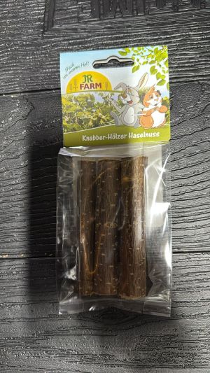 בית הארנב - Casa Rabbit נישנושים לארנבים חטיף לעיסה עץ אגוז לוז